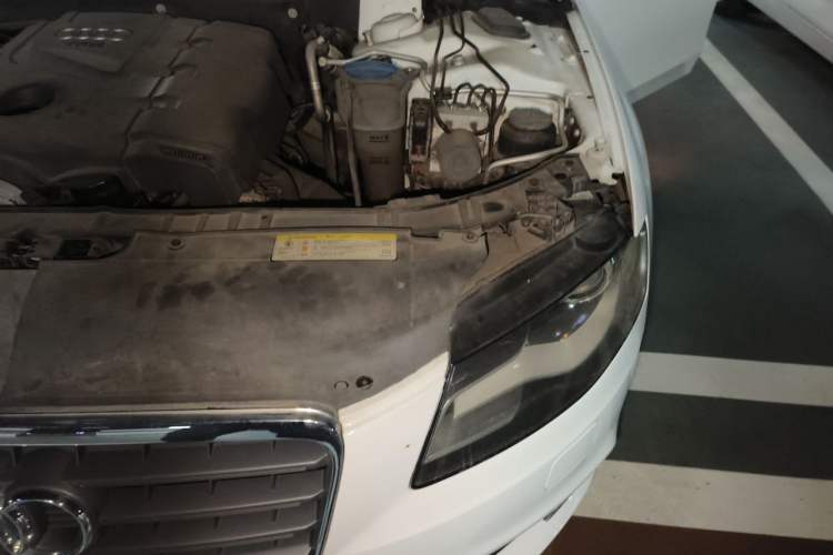 Used Audi A4L 2011 2.0 TFSI Comfort Model Engine Bay Left