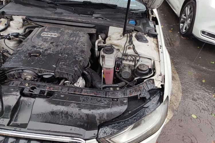 Used Audi A4L 2011 2.0 TFSI Standard Model Engine Bay Left
