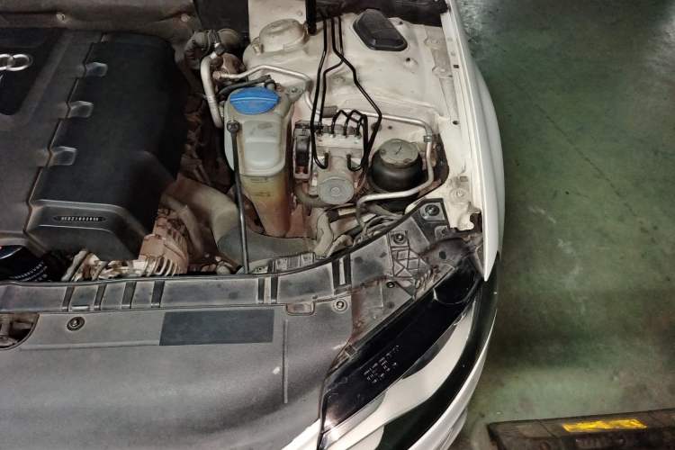 Used Audi A4L 2011 2.0 TFSI Standard Model Engine Bay Left
