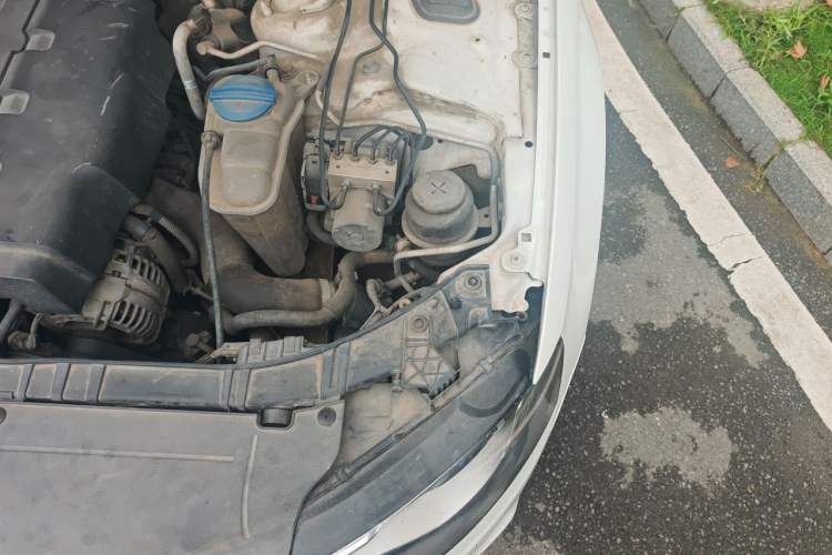 Used Audi A4L 2011 2.0 TFSI Comfort Model Engine Bay Left