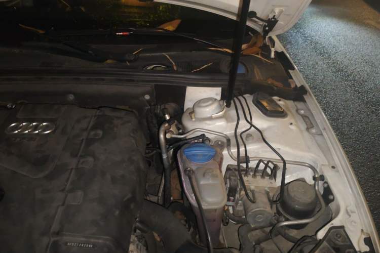 Used Audi A4L 2011 2.0 TFSI Comfort Model Engine Bay Left