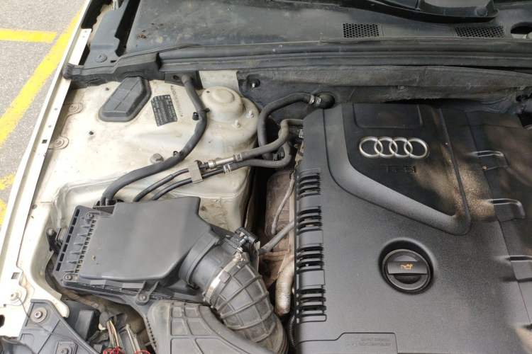 Used Audi A4L 2011 2.0 TFSI Standard Model Engine Bay Right