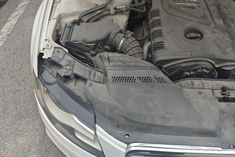 Used Audi A4L 2011 2.0 TFSI Standard Model Engine Bay Right