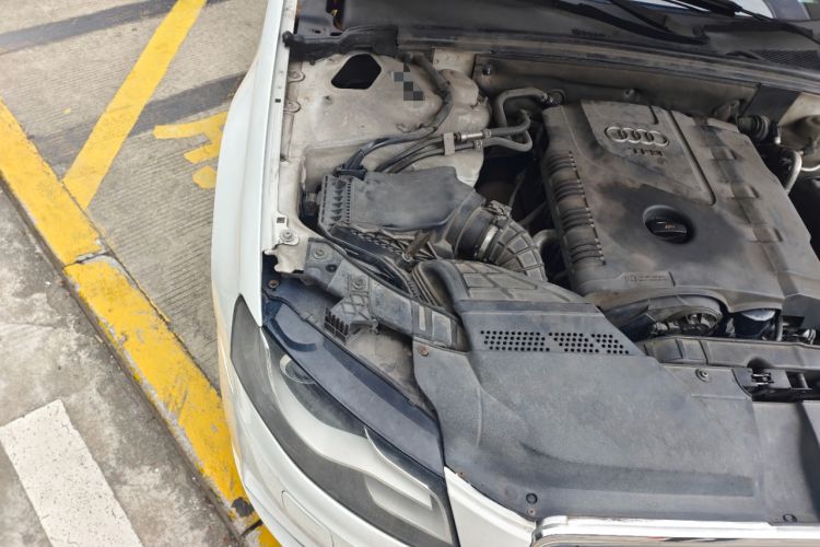 Used Audi A4L 2011 2.0 TFSI Standard Model Engine Bay Right