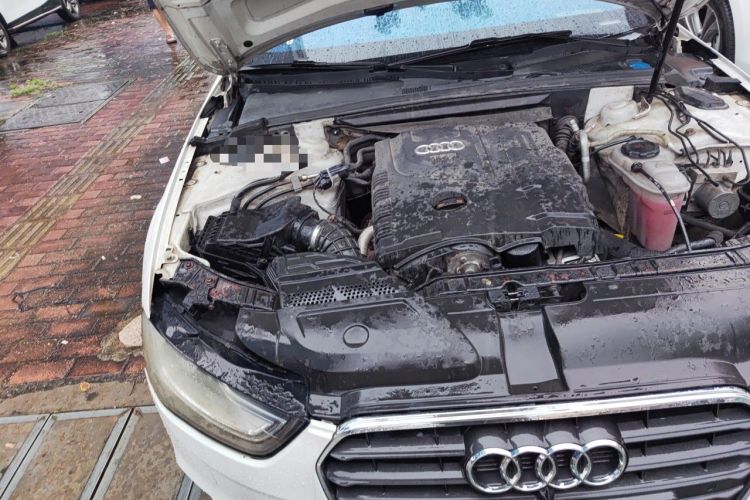 Used Audi A4L 2011 2.0 TFSI Standard Model Engine Bay Right