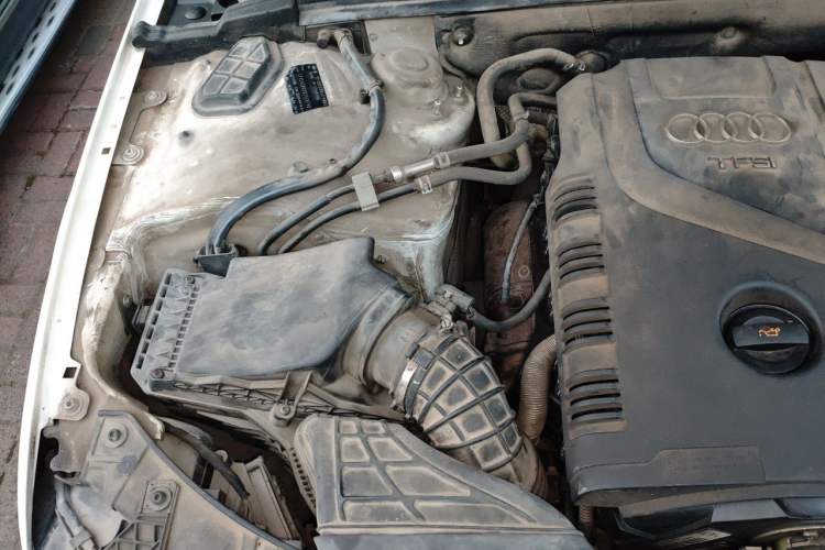 Used Audi A4L 2011 2.0 TFSI Comfort Model Engine Bay Right