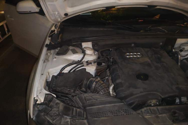 Used Audi A4L 2011 2.0 TFSI Comfort Model Engine Bay Right