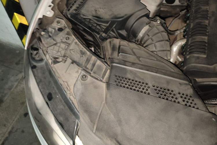 Used Audi A4L 2011 2.0 TFSI Technology Edition Engine Bay Right