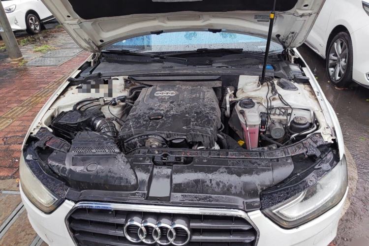 Used Audi A4L 2011 2.0 TFSI Standard Model Engine Bay