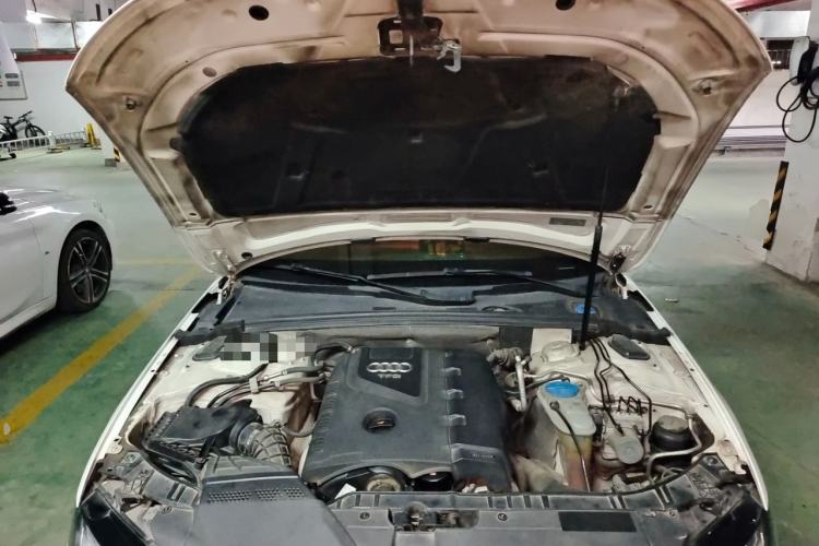 Used Audi A4L 2011 2.0 TFSI Standard Model Engine Bay
