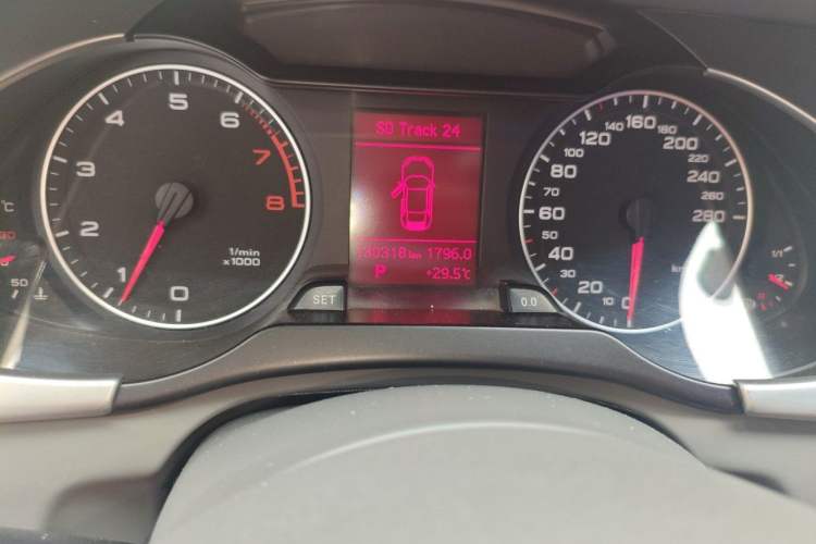 Used Audi A4L 2011 2.0 TFSI Standard Model Odometer Close Up