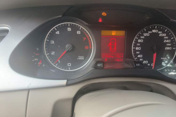 Used Audi A4L 2011 2.0 TFSI Standard Model Odometer Close Up