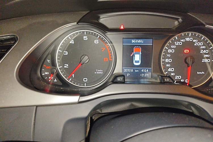 Used Audi A4L 2011 2.0 TFSI Sport Edition Odometer Close Up