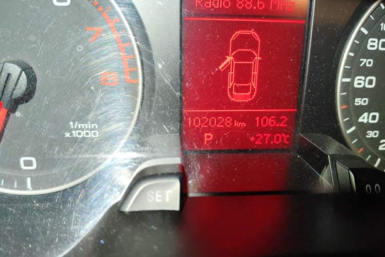 Used Audi A4L 2011 1.8 TFSI Comfort Model Odometer Close Up