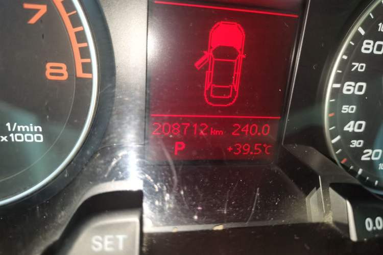 Used Audi A4L 2011 2.0 TFSI Standard Model Odometer Close Up