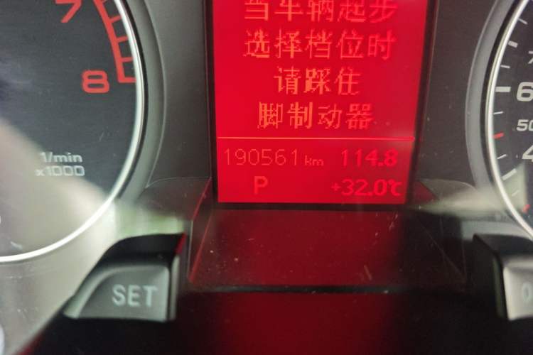 Used Audi A4L 2011 2.0 TFSI Standard Model Odometer Close Up