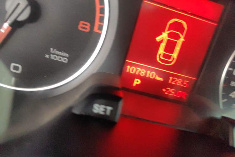 Used Audi A4L 2011 2.0 TFSI Standard Model Odometer Close Up