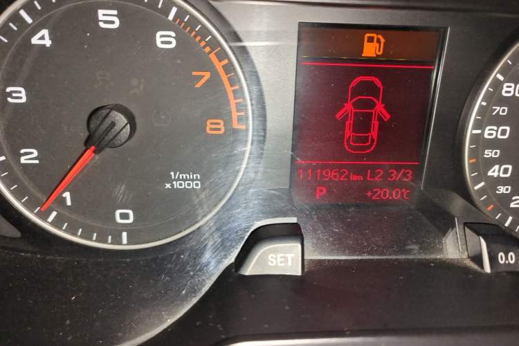 Used Audi A4L 2011 2.0 TFSI Standard Model Odometer Close Up