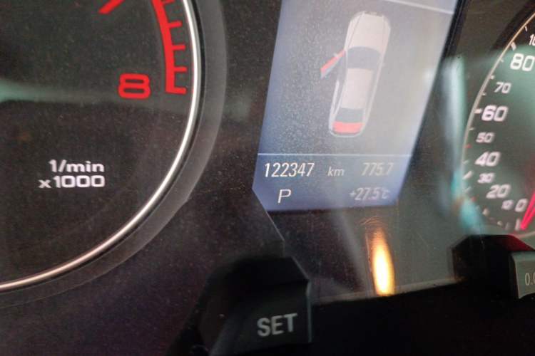 Used Audi A4L 2011 2.0 TFSI Standard Model Odometer Close Up
