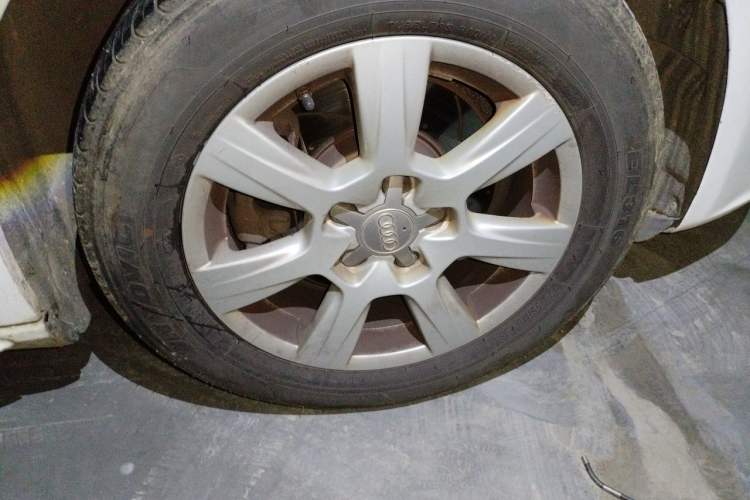 Used Audi A4L 2011 2.0 TFSI Standard Model Right Front Wheel Hub