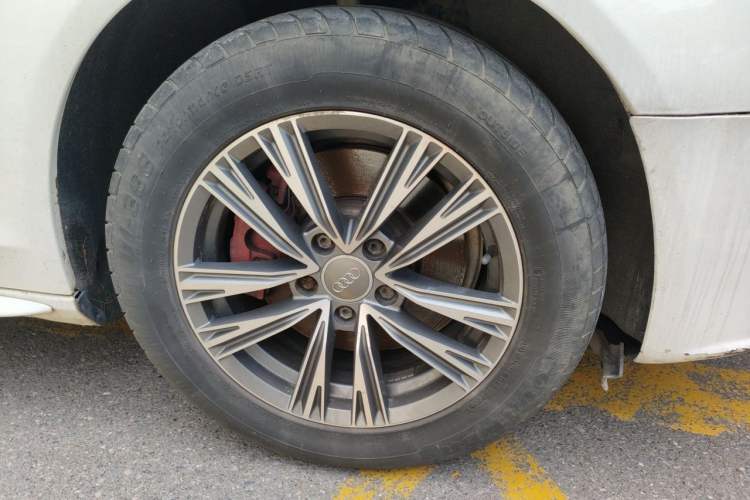 Used Audi A4L 2011 2.0 TFSI Standard Model Right Front Wheel Hub
