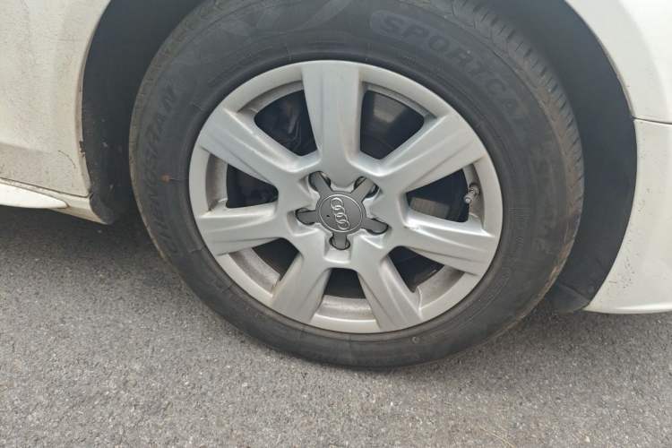 Used Audi A4L 2011 2.0 TFSI Standard Model Right Front Wheel Hub