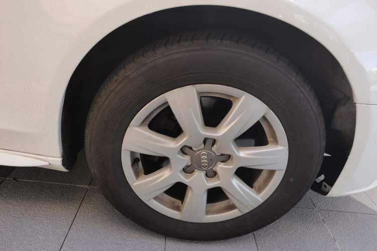 Used Audi A4L 2011 2.0 TFSI Standard Model Right Front Wheel Hub