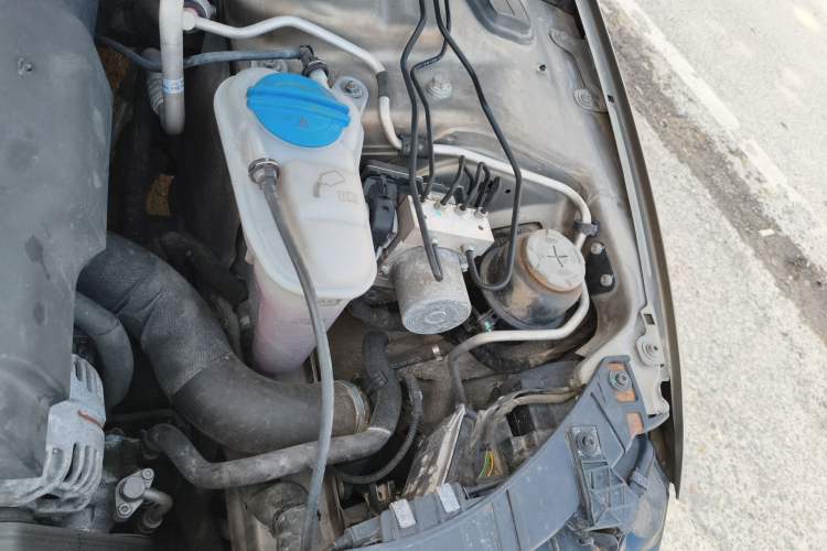 Used Audi A4L 2011 2.0 TFSI Standard Model Engine Bay Left