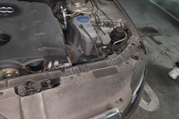 Used Audi A4L 2011 2.0 TFSI Comfort Model Engine Bay Left
