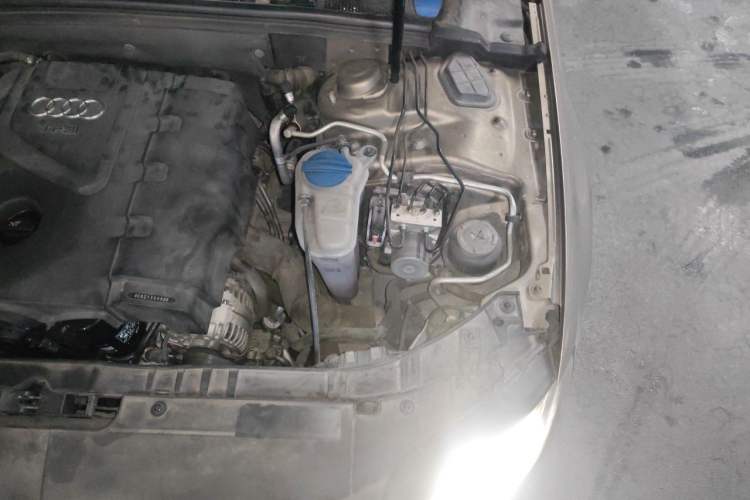 Used Audi A4L 2011 2.0 TFSI Comfort Model Engine Bay Left