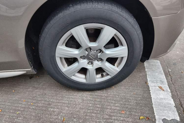 Used Audi A4L 2011 2.0 TFSI Standard Model Right Front Wheel Hub