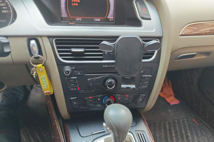 Used Audi A4L 2012 2.0 TFSI automatic Comfort trim level Audio And AC Panel