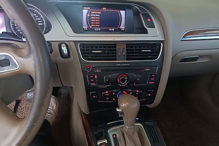 Used Audi A4L 2012 2.0 TFSI automatic Comfort trim level Audio And AC Panel