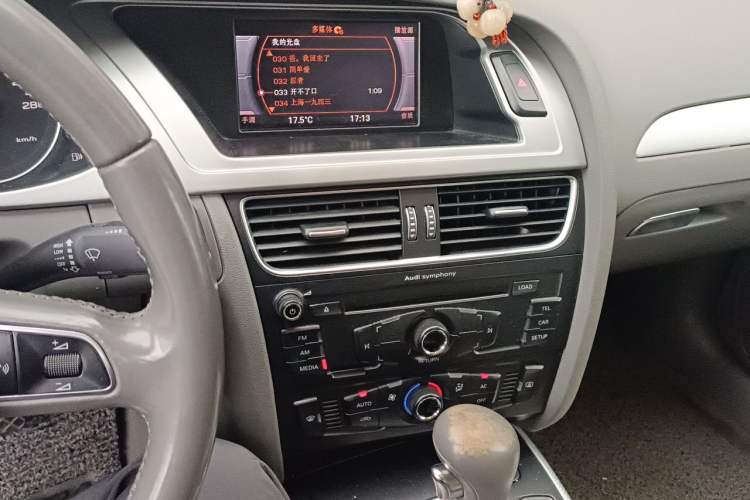 Used Audi A4L 2012 2.0 TFSI automatic standard version Audio And AC Panel