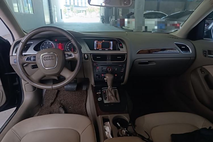 Used Audi A4L 2012 2.0 TFSI automatic Comfort trim level Center Console