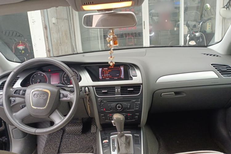 Used Audi A4L 2012 2.0 TFSI automatic standard version Center Console
