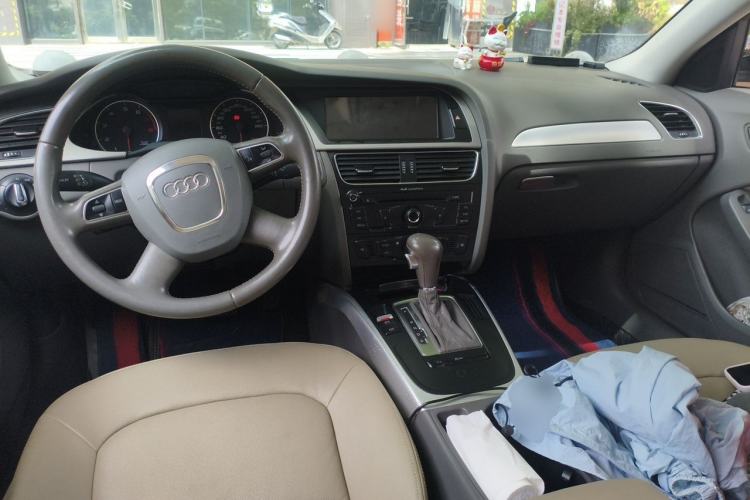 Used Audi A4L 2012 2.0 TFSI automatic standard version Center Console