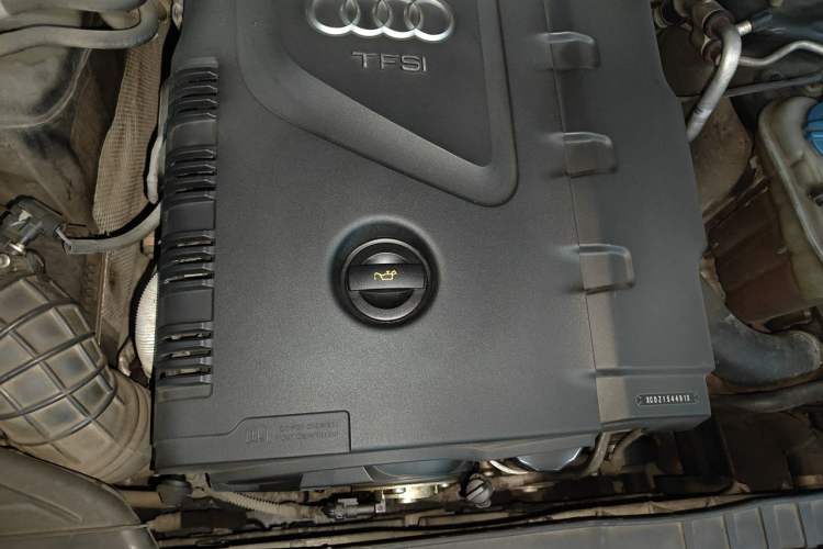 Used Audi A4L 2012 2.0 TFSI automatic standard version Engine Bay