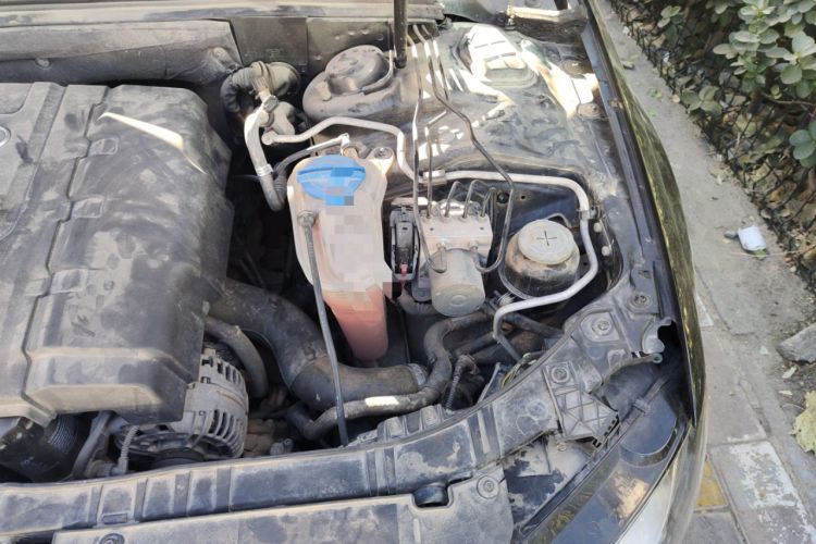 Used Audi A4L 2012 2.0 TFSI automatic Comfort trim level Engine Bay Left
