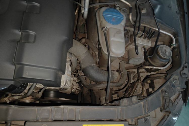 Used Audi A4L 2012 2.0 TFSI automatic standard version Engine Bay Left