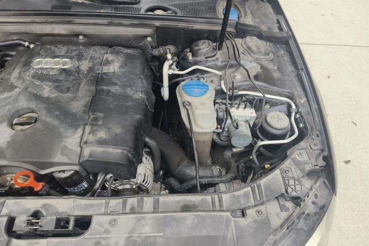 Used Audi A4L 2012 2.0 TFSI automatic standard version Engine Bay Left
