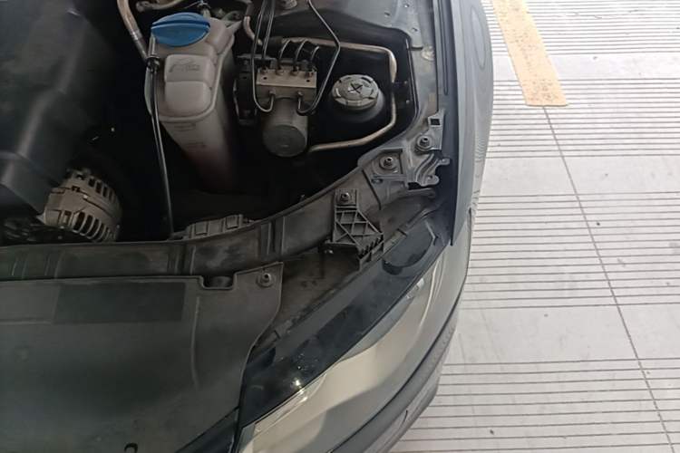 Used Audi A4L 2012 2.0 TFSI automatic Comfort trim level Engine Bay Left