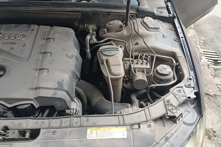 Used Audi A4L 2012 2.0 TFSI automatic standard version Engine Bay Left