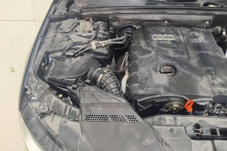 Used Audi A4L 2012 2.0 TFSI automatic standard version Engine Bay Right