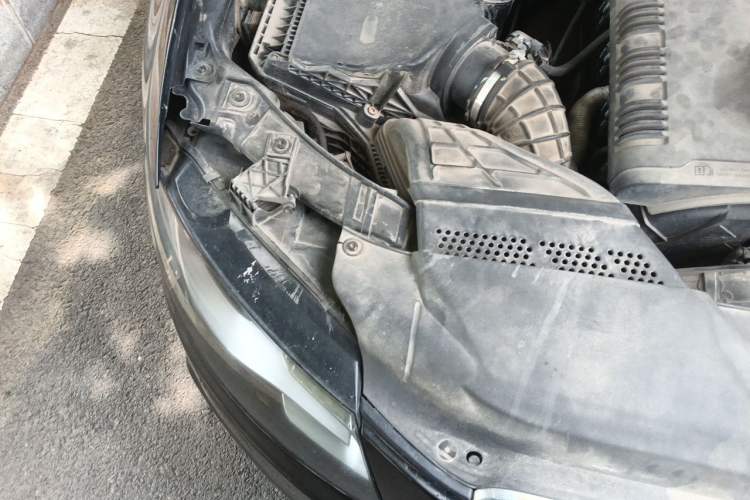 Used Audi A4L 2012 2.0 TFSI automatic Comfort trim level Engine Bay Right