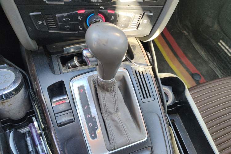 Used Audi A4L 2012 2.0 TFSI automatic Comfort trim level Gear Lever