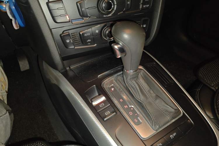 Used Audi A4L 2012 2.0 TFSI automatic standard version Gear Lever