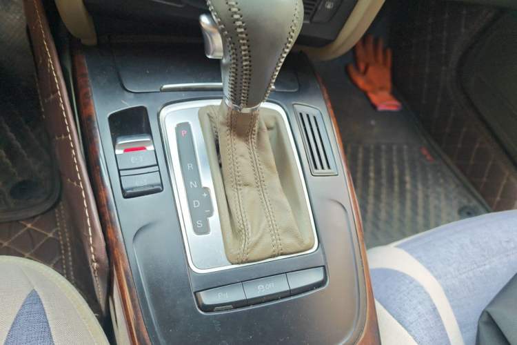 Used Audi A4L 2012 2.0 TFSI automatic Comfort trim level Gear Lever