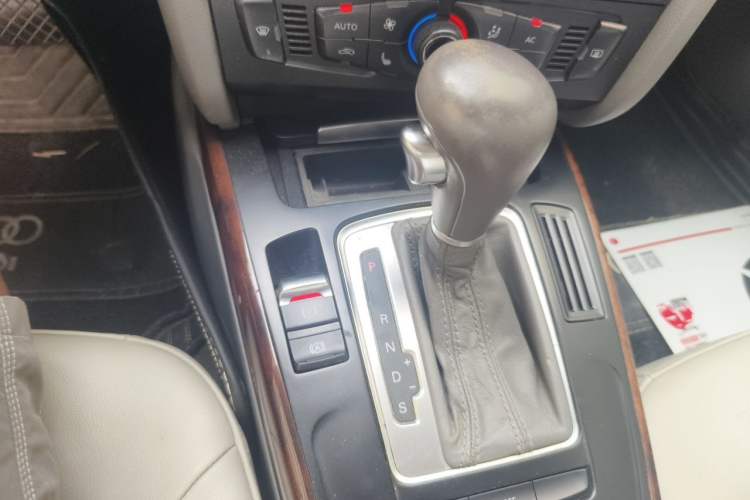 Used Audi A4L 2012 2.0 TFSI automatic standard version Gear Lever