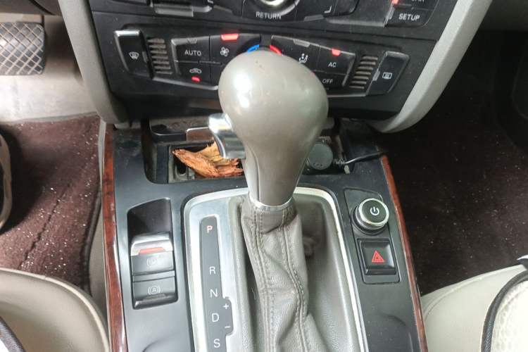 Used Audi A4L 2012 2.0 TFSI automatic Comfort trim level Gear Lever